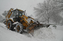 Εκσκαφέας απομακρύνει το χιόνι που έφερε η κακοκαιρία «Ελπίδα»