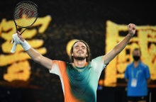 Ο Στέφανος Τσιτσιπάς «έσωσε» ball girl από έντομο και έγινε viral