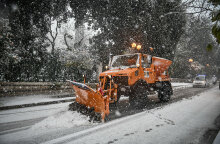 Κακοκαιρία «Ελπίδα»: Εκχιονιστικό απομακρύνει χιόνια από δρόμο στην Αθήνα