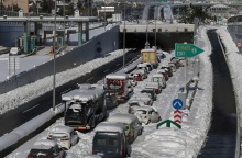 Εγκλωβισμένα αυτοκίνητα στην Αττική Οδό, στην έξοδο για την Δουκίσσης Πλακεντίας, από την ισχυρή χιονόπτωση που προκάλεσε η κακοκαιρία Ελπίδα