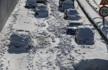 Εγκλωβισμένα αυτοκίνητα στην Αττική Οδό, στην έξοδο για την Δουκίσσης Πλακεντίας, από την ισχυρή χιονόπτωση που προκάλεσε η κακοκαιρία Ελπίδα
