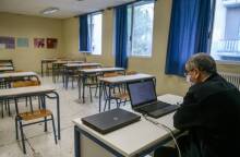 Δάσκαλος σε σχολείο με τηλεκπαίδευση