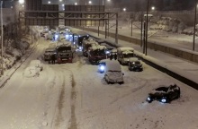 Εγκλωβισμένα αυτοκίνητα στην Αττική Οδό από την ισχυρή χιονόπτωση που προκάλεσε η κακοκαιρία Ελπίδα
