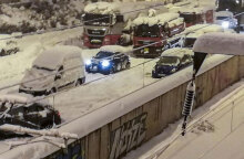 Οχήματα στην Αττική Οδό θαμμένα στο χιόνι