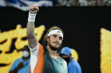 Ο Στέφανος Τσιτσιπάς πανηγυρίζει για την πρόκριση στα ημιτελικά του Australian Open