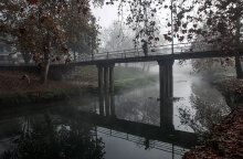 Άνδρας με ομπρέλα σε γέφυρα στα Τρίκαλα