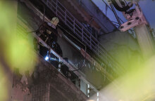 Φωτιά σε διαμέρισμα στο Κολωνάκι - Πυροσβέστες έχουν προσεγγίσει το μπαλκόνι