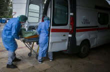 Μεταφορά ασθενούς με κορωνοϊό σε ασθενοφόρο