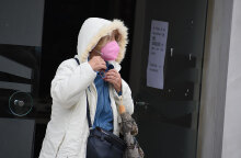 Γυναίκα με μάσκα για κορωνοϊό έχει μόλις κάνει δωρεάν rapid test