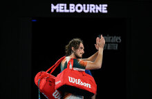 Ο Στέφανος Τσιτσιπάς έχει χάσει από τον Ντανιίλ Μεντβέντεφ στο Australian Open και αποχωρεί