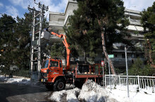 Συνεργείο του ΔΕΔΔΗΕ επιδιορθώνει ζημιές στο δίκτυο ηλεκτροδότησης από την κακοκαιρία «Ελπίδα»