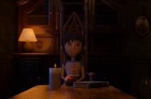 Κούκλα που κάθεται σε τραπέζι