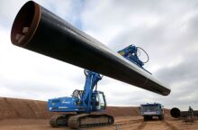 Nord Stream 2 - Μπουλντόζες μεταφέρουν σωλήνες για τον ρωσικό αγωγό στη Βαλτική Θάλασσα που θα μεταφέρει αέριο στη Δυτική Ευρώπη © EPA   