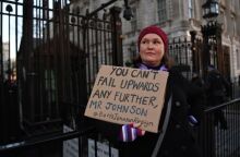 Πολίτης διαμαρτύρεται στην Ντάουνινγκ Στριτ © EPA  