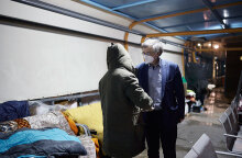 Ο Σωτήρης Τσιόδρας συνομιλεί με άστεγο στον Πειραιά