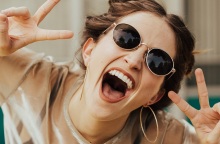 Ένα χαρούμενο κορίτσι. 