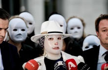 Η Ιωάννα Παλιοσπύρου κατά τη διάρκεια δηλώσεων της στο περιθώριο της δίκης για την επίθεση που δέχθηκε με βιτριόλι