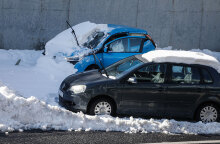 Αυτοκίνητα μέσα στα χιόνια στην Αττική Οδό