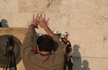 Άνδρας που μουτζώνει σε υγκέντρωση υπέρ του «όχι» στο Σύνταγμα - 2015