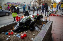 Το σημείο της δολοφονίας του 19χρονου Άλκη στη Θεσσαλονίκη - Λίγα λουλούδια και κεράκια στη μνήμη του