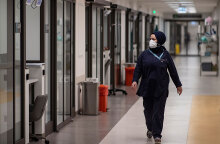 Νοσοκόμα με μάσκα για κορωνοϊό σε νοσοκομείο στην Κωνσταντινούπολη