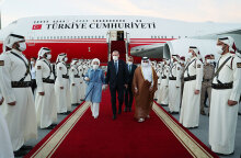 Ο Ρετζέπ Ταγίπ Ερντογάν και η σύζυγός του, Εμινέ, σε επίσημη επίσκεψη στο Κατάρ