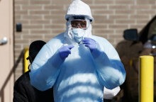 Υγειονομικός με μάσκα για κορωνοϊό έξω από νοσοκομείο στις ΗΠΑ