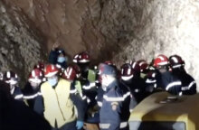 Διασώστες στο Μαρόκο απομακρύνουν νεκρό από το πηγάδι τον 5χρονο Ραγιάν