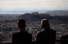Άνθρωποι στον λόφο του Λυκαβηττού που κοιτούν τη θέα της Ακρόπολης