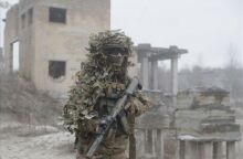 Ουκρανός στρατιώτης σε στρατιωτική άσκηση κοντά στο Κίεβο © EPA/Sergey Dolzhenko 