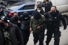 Δολοφονία Άλκη Καμπανού: Οι 8 συλληφθέντες οδηγήθηκαν στην ανακρίτρια 