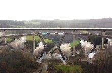 Στιγμιότυπο από την κατάρρευση της οδογέφυρας Rinsdorf στη Γερμανία