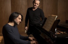 Ο πιανίστας Μάνος Κιτσικόπουλος και ο δημοσιογράφος Μάκης Προβατάς. 