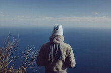 Άνδρας με σκούφο και κασκόλ για το κρύο