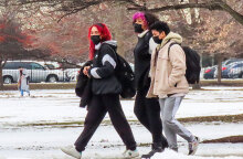 Μαθητές με μάσκα για κορωνοϊό έξω από σχολείο στο Σικάγο