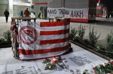 Πανό για τον Άλκη Καμπανό στο μνημείο της θύρας 7 