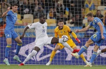 Ζουμά: Σοκαριστικό βίντεο με τον ποδοσφαιριστή της Γουέστ Χαμ να κλωτσάει και να χτυπάει την γάτα του