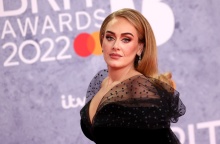 Η τραγουδίστρια Adele στην απονομή των BRIT Awards