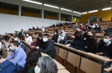 Φοιτητές φορούν τις μάσκες τους κατά τη διάρκεια μαθήματος σε αμφιθέατρο