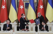 Ο Πρόεδρος της Ουκρανίας Volodymyr Zelensky και ο Τούρκος ομόλογός του Ρετζέπ Ταγίπ Ερντογάν παρευρίσκονται σε τελετή υπογραφής συμφωνιών πριν από την κοινή τους ενημέρωση μετά τις συνομιλίες τους στο Παλάτι Μαριίνσκι στο Κίεβο