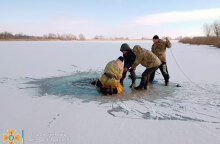 Δύτες στην Ουκρανία ανασύρουν νεκρό τον άνδρα που πνίγηκε μπροστά στη γυναίκα του, βουτώντας στον πάγο