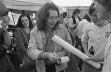 Ο Rory Gallagher υπογράφει αυτόγραφα