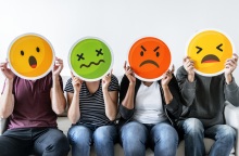 Φωτογραφία που απεικονίζει τέσσερις ανθρώπους να κρύβουν τα πρόσωπά τους με emoticons