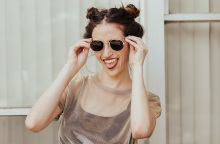 Ένα κορίτσι ποζάρει. 