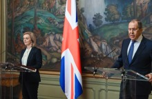 Ρωσία-Βρετανία: Επεισοδιακή συνάντηση των ΥΠΕΞ - Η Λιζ Τρας μπέρδεψε τα...εδάφη