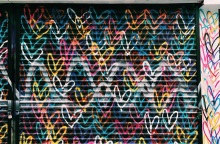 Ένας τοίχος με καρδιές.