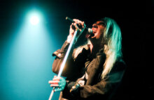 Στιγμιότυπο από τη συναυλία των Saxon στην Αθήνα το 2003