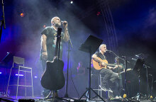 Μπάμπης Στόκας και Φίλιππος Πλιάτσικας των Πυξ Λαξ επί σκηνής