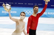 H Γαβριέλλα Παπαδάκη και ο Γκιγιόμ Σιζερόν κρατούν το χρυσό μετάλλιο μετά την εμφάνιση στους Χειμερινούς Ολυμπιακούς Αγώνες 2022