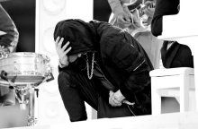 Ο Eminem γονατίζει κατά τη διάρκεια της εμφάνισής του στον τελικό του Super Bowl